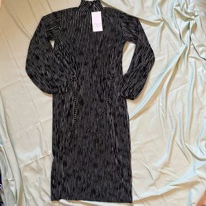 Turtle neck pleats midi dress